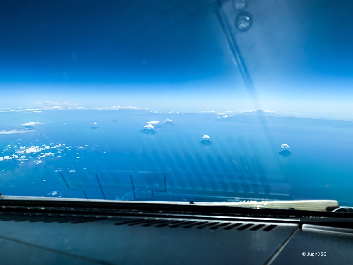 De camino a #Catania y al norte de #Sicilia están las islas Eolias, de origen volcánico, como el #stromboli Podemos ver perfectamente cómo se forman las nubes por ascenso del aire al chocar contra el terreno, con cada isla y su correspondiente nube <a href="/vueling/">Vueling Airlines</a> #A319 <a href="/controladores/">😉Controladores Aéreos 🇪🇸</a>