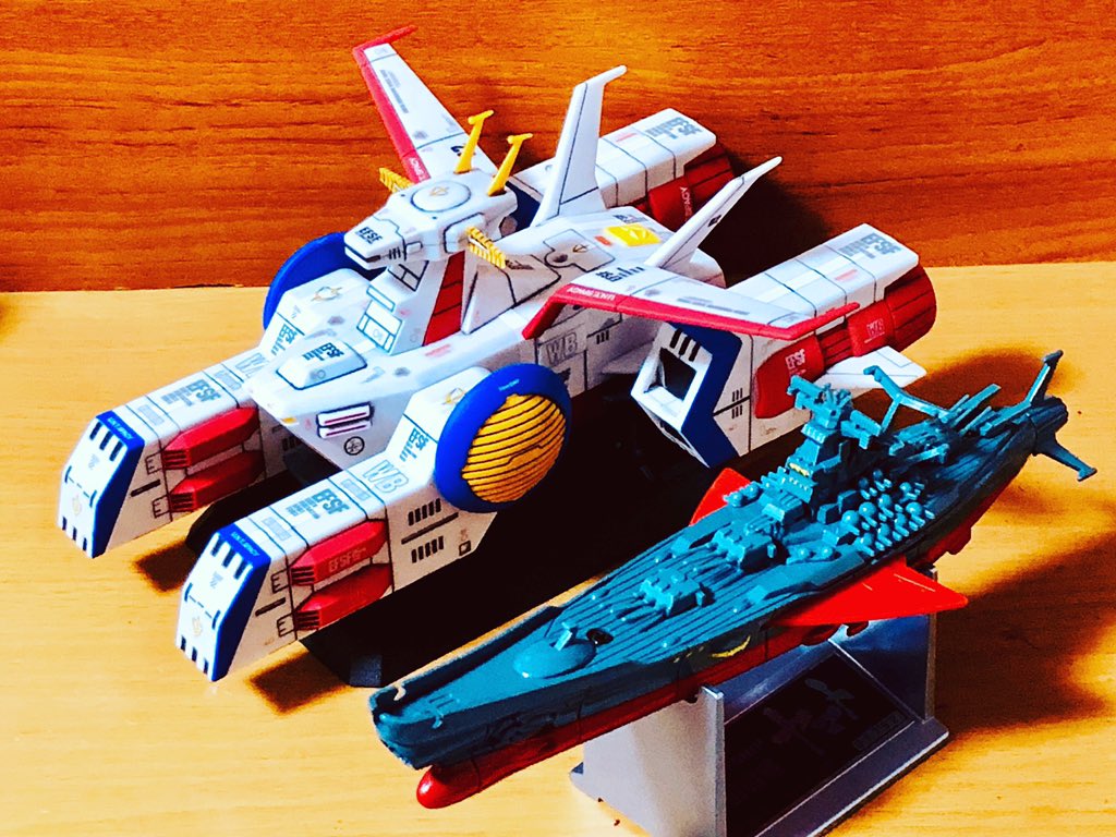 ほぼ同スケールの宇宙戦艦ヤマトとホワイトベースのおもちゃを並べて、あらためてホワイトベースの巨大さに驚くのだった(￣▽￣;)