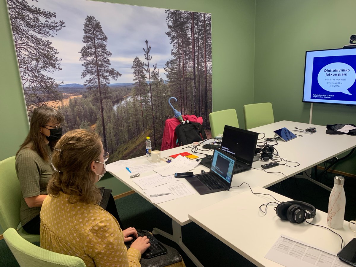 DVVfi's tweet photo. @KarhuSariK Livetekstityksestä vastaavat #digitukiviikko'n ohjelmassa Pia von Essen ja Iida Bernhardt Evantialta. Käytettävä työkalu on nimeltään Text on top. Kuvassa uutterat tekstitulkkimme työssään :-) https://t.co/jAlu6BpyZP