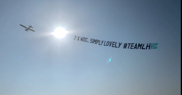 AuRupteur's tweet photo. Un Britannique (And Steele, 41 ans de Rishton dans le Lancashire) a payé 1 864 € pour qu'un avion avec le message "7 x CDM. Tout simplement adorable #TeamLH" passe au-dessus de Zandvoort à 11h25. Troll : LEVEL MAX [Verstappen] #DutchGP 
[Source : The Sun https://t.co/GDVFWnf7UV] https://t.co/DE4KPxxcfn