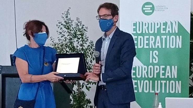 Consegna del premio giornalistico "Altiero Spinelli" a <a href="/tizidisi/">Tiziana Di Simone</a> in occasione dell'ultima sessione del quarantesimo Seminario di #Ventotene.

#Ventotene2021