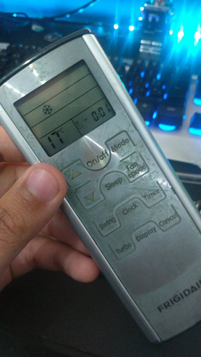 marvinmvf's tweet photo. Raza se acaba de quedar sin pila el control de mi clima y quería prenderlo. #ILoveElectronics https://t.co/DvitXTGNND