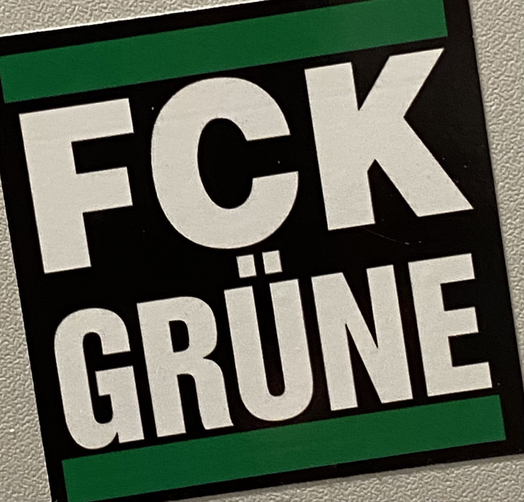 Reinhard 🇪🇺 on X: Aufkleber entdeckt, professionell entfernt und  pflichtgemäß fachlich im Müll entsorgt. #Ulm bleibt stabil, immer auch auf  der Toi 🤣 #NazisRaus #noAfD #ekelhAfD  / X