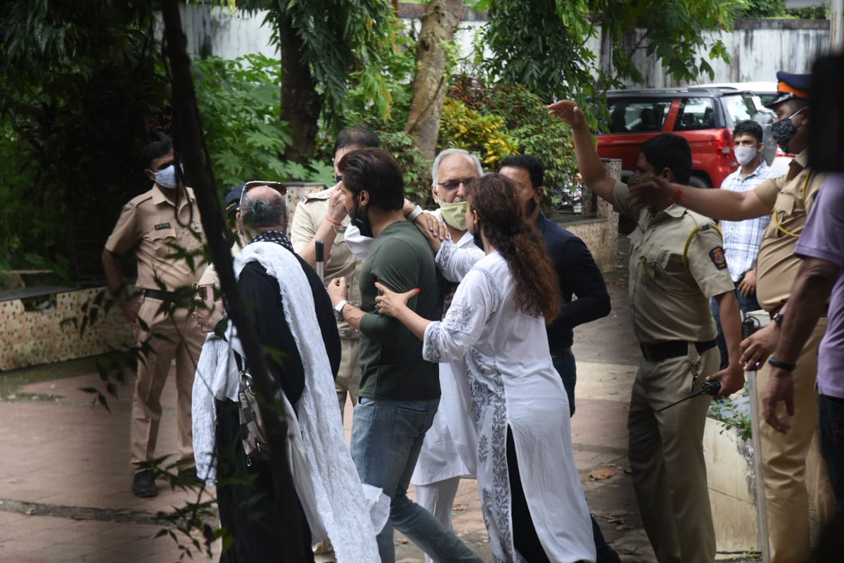 LatestlyHindi's tweet image. #SiddharthShukla को आखिरी विदाई देने शमशान पहुंच रहे हैं सितारे
#SiddharthShuklaRIP