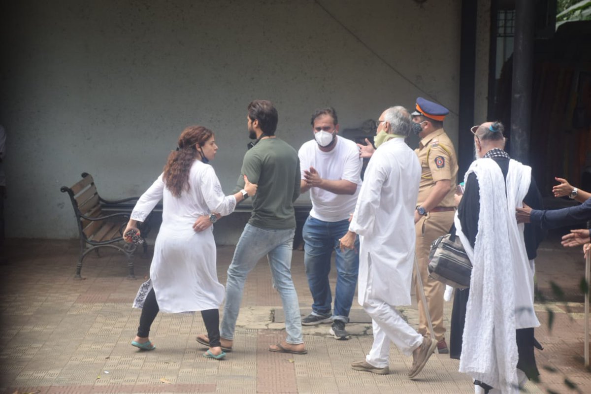 LatestlyHindi's tweet image. #SiddharthShukla को आखिरी विदाई देने शमशान पहुंच रहे हैं सितारे
#SiddharthShuklaRIP