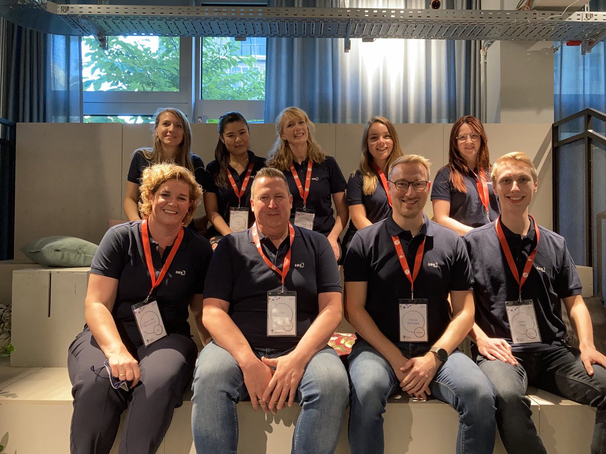 Siemens_BKK's tweet photo. Bald geht es los! Die Hacker 👩‍💻👨‍💻präsentieren ihre Ergebnisse beim #HIHC2021. Wir sind mit diesem tollen Team am Start und drücken allen feste die Daumen. Möge der beste Hack gewinnen 🏆 https://t.co/YBbijHz25G