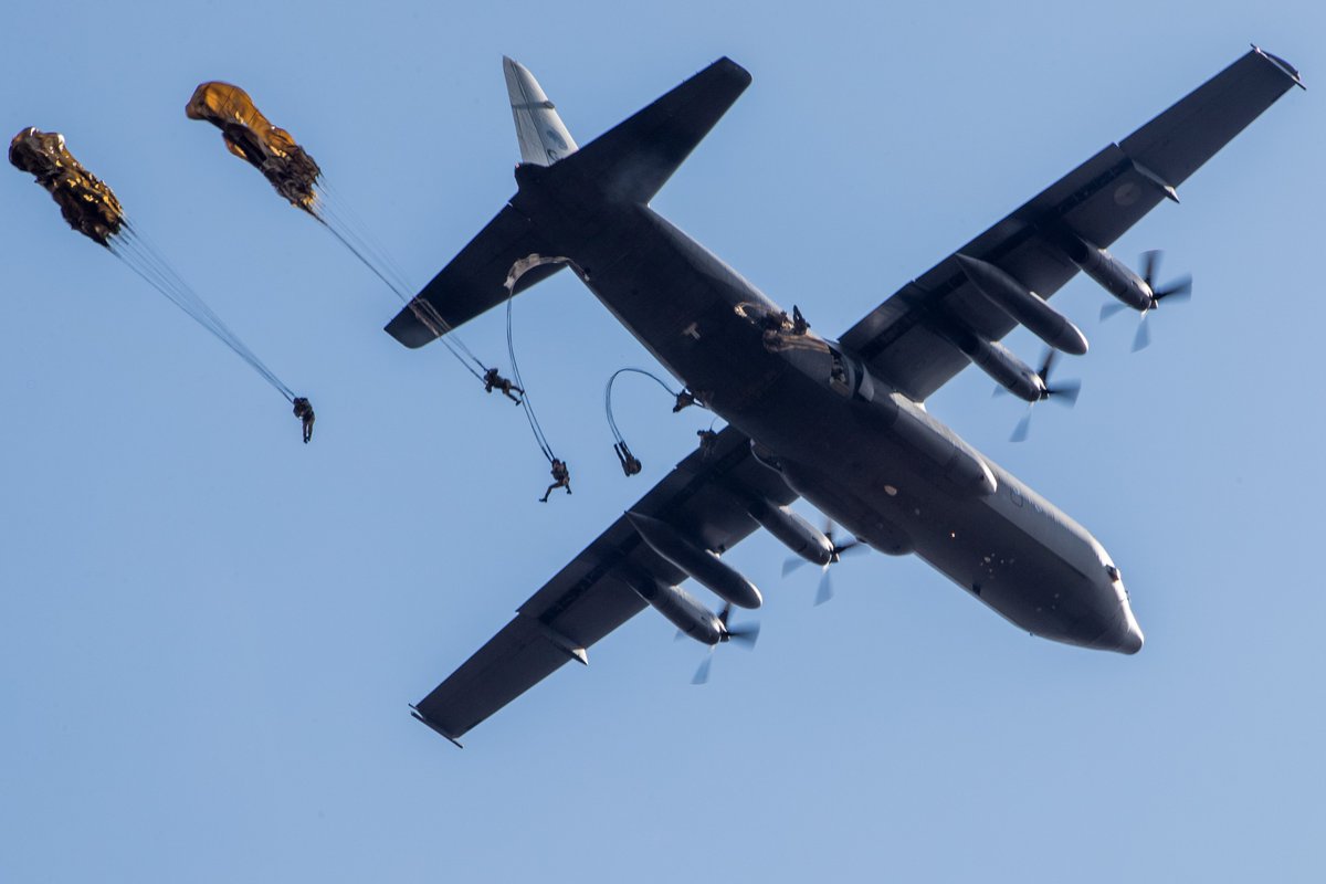 VlbEindhoven's tweet image. 6-13 sept @VlbEindhoven oefening Falcon Leap van @11Luchtmobiel.1e week droppen we vracht, 2e week para's. Toestellen uit 🇳🇱🇺🇸🇮🇹🇩🇪🇵🇱🇨🇿 vliegen naar locaties in 🇧🇪 Groningen en Gelderland. We vliegen laag en zijn hoor- en zichtbaar. 📷#watvliegter