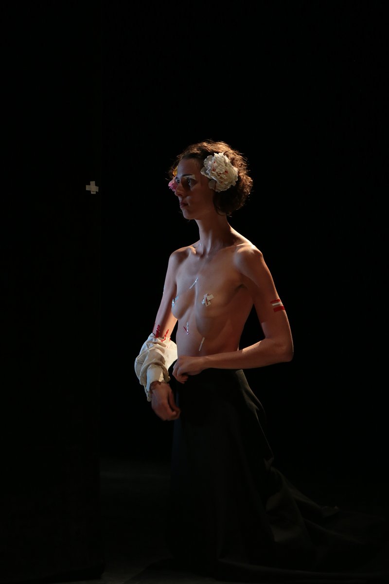 El trabajo de Ana Rita es en una manera de presentar el pasado como un presente dilatado, donde los fantasmas, es decir las ausencias, nos advierten e iluminan nuestro camino. 

ASSOMBRO / FANTÔME MÉCHANT
Ana Rita Teodoro
📆 1 &amp; 2 octubre
🎟 ow.ly/5gOC50FyC6H