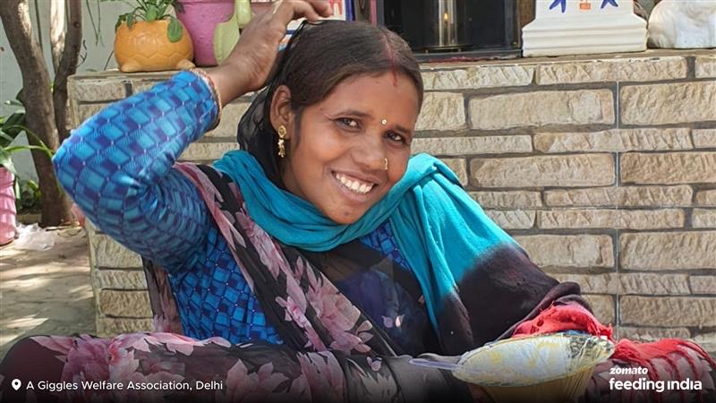 deepigoyal's tweet photo. Happy to share that @FeedingIndia by Zomato has hit a  milestone of serving 1 lakh meals a day across underserved communities of women &amp; children, elderly, daily wagers, differentially-abled, sex workers and transgenders. Thank you for all your support since forever. ❤️ (1/5) https://t.co/VH13Zw1xIz