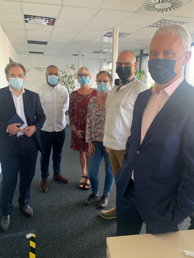 LudovicGuilcher's tweet image. Avec @Ge_Pellissier ,nous poursuivons notre visite strasbourgeoise. Rencontre avec les conseillers clients grand public et les commerciaux en charge du marché entreprise . Quelle joie de se retrouver ! Tous engagés pour servir nos clients👍