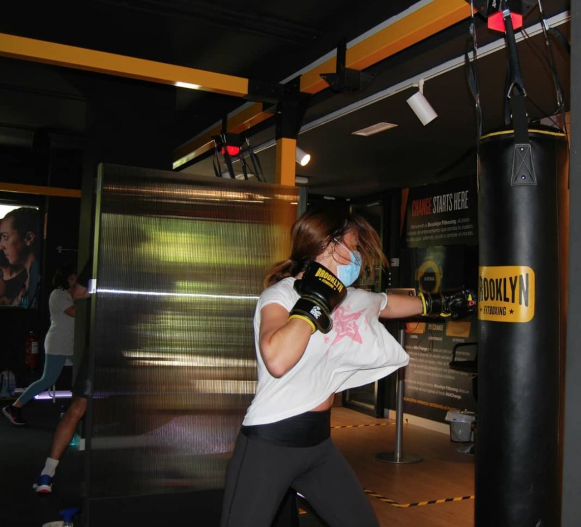 BrooklynFitbox's tweet photo. This is your time! Come discover a training that leaves no one indifferent.
Burn up to 1000kcal in a 47’ session with a fun workout to the rhythm of the music.
Release stress and fuel your day with energy
#itsyourtime #changeyourday https://t.co/WMsQ1LGM1Y