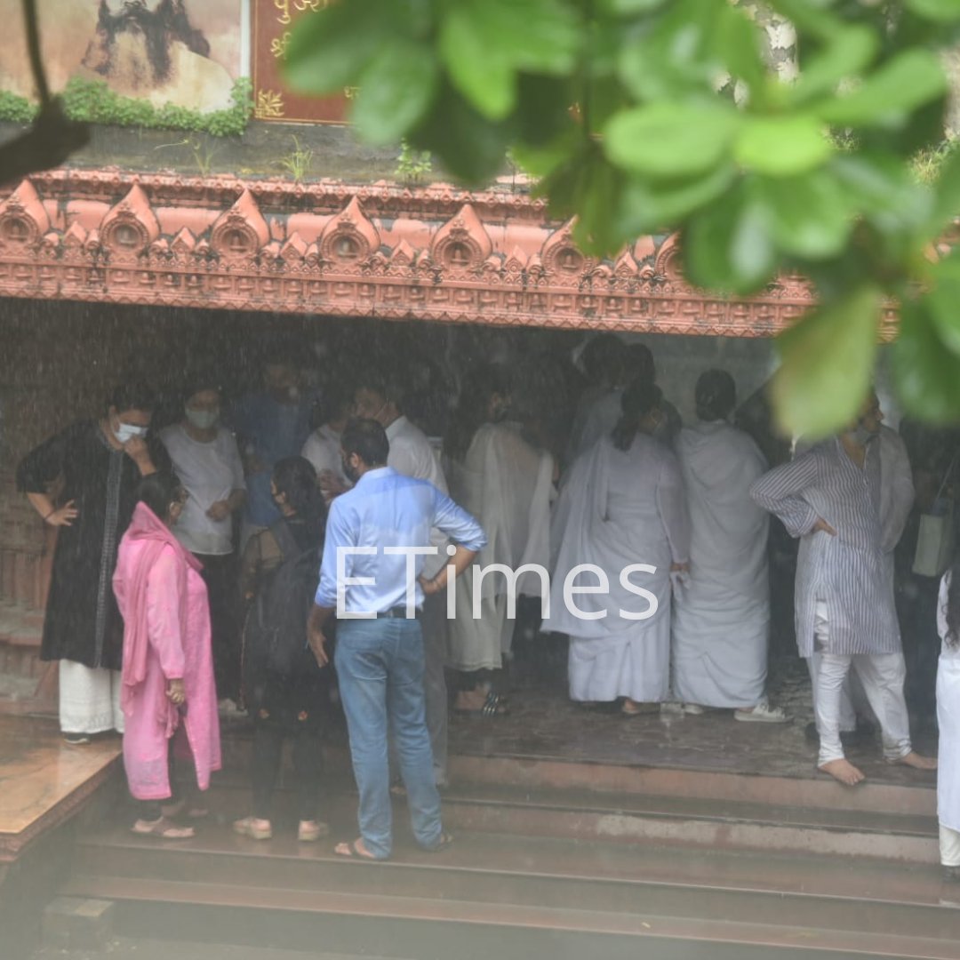 etimes's tweet image. #SidhartShukla&apos;s family and friends gather at Oshiwara crematorium to pay their final respects to the actor

#ripsidharthshukla