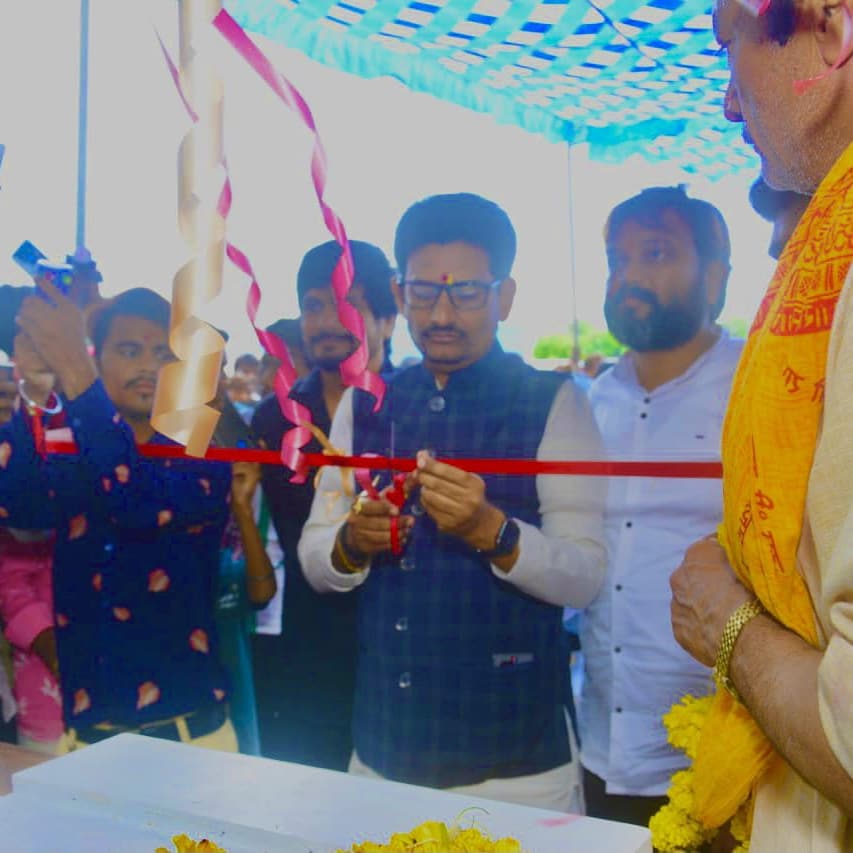 AmajiThakore's tweet photo. 💐💐#શુભ_ઉદ્ઘાટન 💐💐

#લાલસિંહ_ઠાકોર_મેરા_નું_નવીન_સાહસ #ખોડલ_ઈલેક્ટ્રીકલ્સ_મેરા_ચોકડી_નાવીયાણી_ના_ઉદ્ઘાટન પ્રસંગે એ ગુજરાત ક્ષત્રિય ઠાકોર સેના 
પ્રદેશ પ્રમુખ શ્રી #અલ્પેશજી_ઠાકોર_સાહેબ તેમજ સ્થાનિક આગેવાનો વડીલો તેમજ યુવાન મિત્રો એ હાજરી આપી....
#Mera_ #Becharji

#AlpeshThakor https://t.co/41vzh86cmm