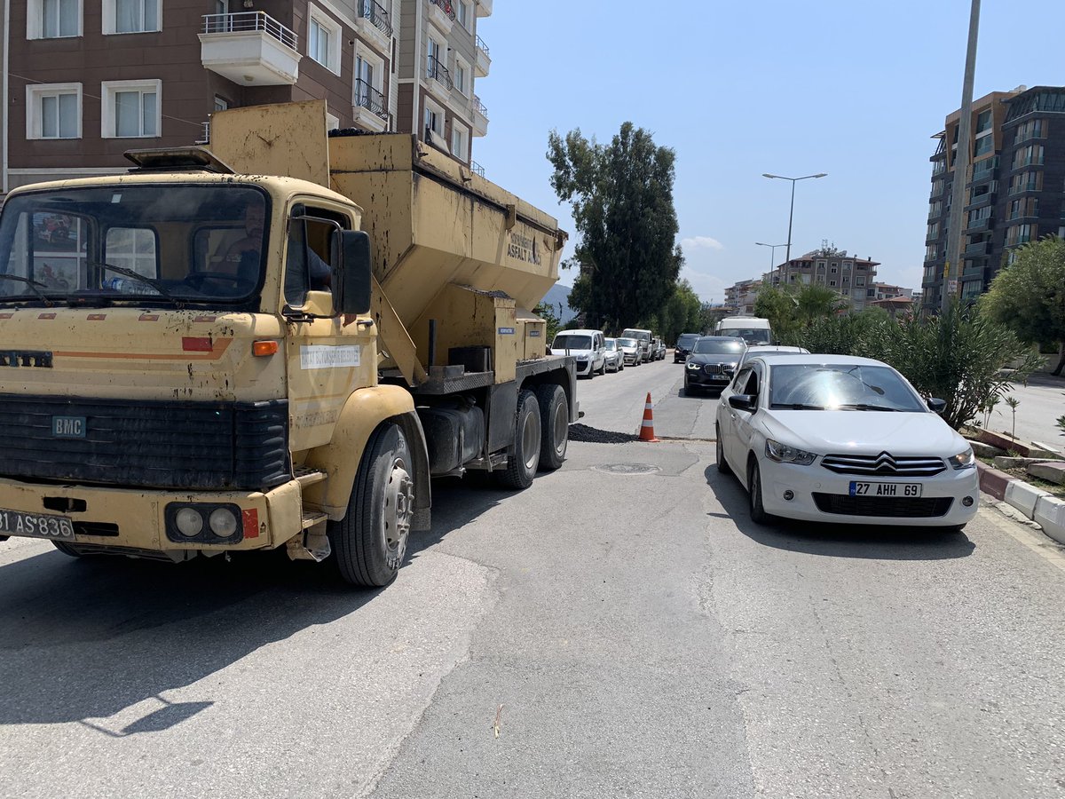 <a href="/HatayBSB/">Hatay Büyükşehir Belediyesi</a>  Yama çalışmaları kontrolsüz şekilde devam ediyor ne bir uyarı levhası ne bir görevli olmaması nedeni ile kazaya sebebiyet vermesi yetmezmiş gibi her iki araçta bulunan çocukları dahi küçümseyen ve görmezden gelen sözde personel !!! Yazık çok yazık