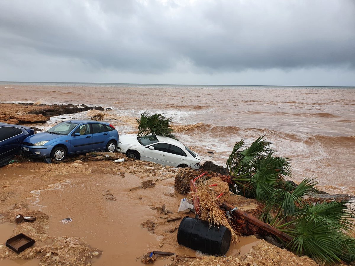 VOLUNTARIS AIGUAT ALCANAR.627 33 89 80.Es necessiten moltes mans i molt d'escalf!