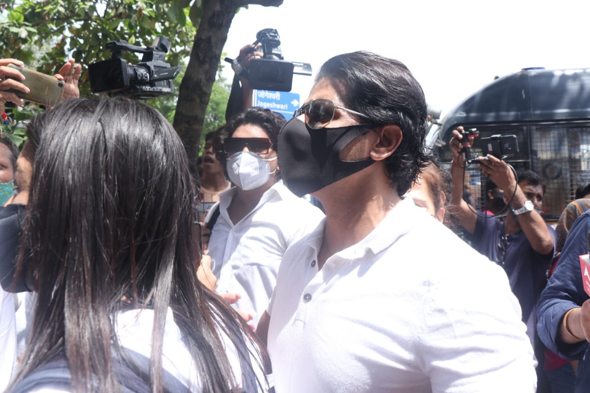 thefirstindia's tweet image. #SidharthShuklaDeath | Jaan Kumar Sanu, Shefali Jariwala, Abhinav Shukla, Darshan Rawal, Ramdas Athawale and many others arrive at crematorium in Oshiwara 

#SiddharthShukla #SidharthShuklaTheShiningStar #RIPSiddharthShukla #Shehnaaz #ShehnaazGill #sidnazz