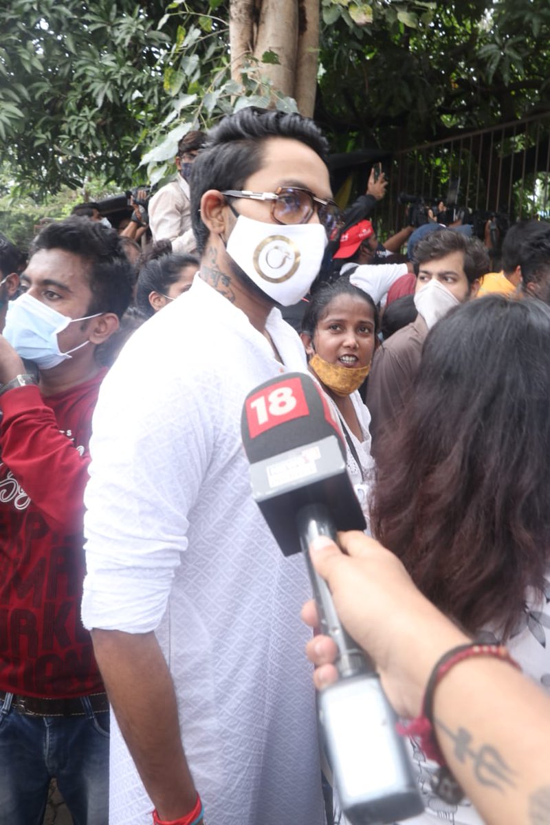 thefirstindia's tweet image. #SidharthShuklaDeath | Jaan Kumar Sanu, Shefali Jariwala, Abhinav Shukla, Darshan Rawal, Ramdas Athawale and many others arrive at crematorium in Oshiwara 

#SiddharthShukla #SidharthShuklaTheShiningStar #RIPSiddharthShukla #Shehnaaz #ShehnaazGill #sidnazz