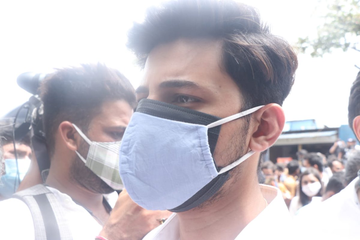 thefirstindia's tweet image. #SidharthShuklaDeath | Jaan Kumar Sanu, Shefali Jariwala, Abhinav Shukla, Darshan Rawal, Ramdas Athawale and many others arrive at crematorium in Oshiwara 

#SiddharthShukla #SidharthShuklaTheShiningStar #RIPSiddharthShukla #Shehnaaz #ShehnaazGill #sidnazz