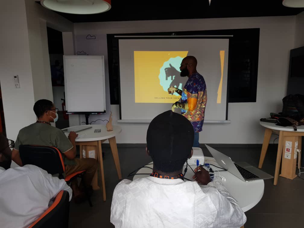 ActivSpaces's tweet photo. #OrangeSummer challenge by @Orange_Cameroun Digital Center. En ce moment les participants reçoivent une formation sur comment pitcher par @freethinkingST de @ActivSpaces. https://t.co/4jjOzslHgD