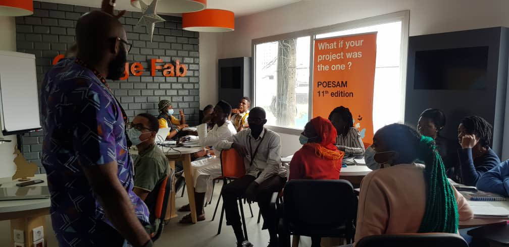 ActivSpaces's tweet photo. #OrangeSummer challenge by @Orange_Cameroun Digital Center. En ce moment les participants reçoivent une formation sur comment pitcher par @freethinkingST de @ActivSpaces. https://t.co/4jjOzslHgD