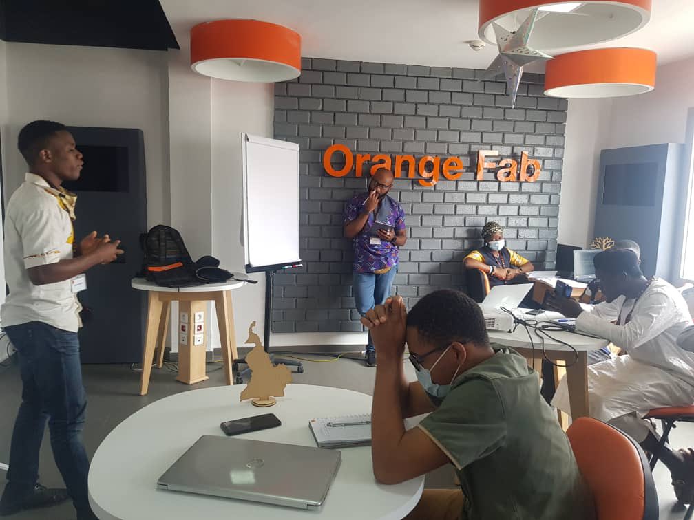 ActivSpaces's tweet photo. #OrangeSummer challenge by @Orange_Cameroun Digital Center. En ce moment les participants reçoivent une formation sur comment pitcher par @freethinkingST de @ActivSpaces. https://t.co/4jjOzslHgD