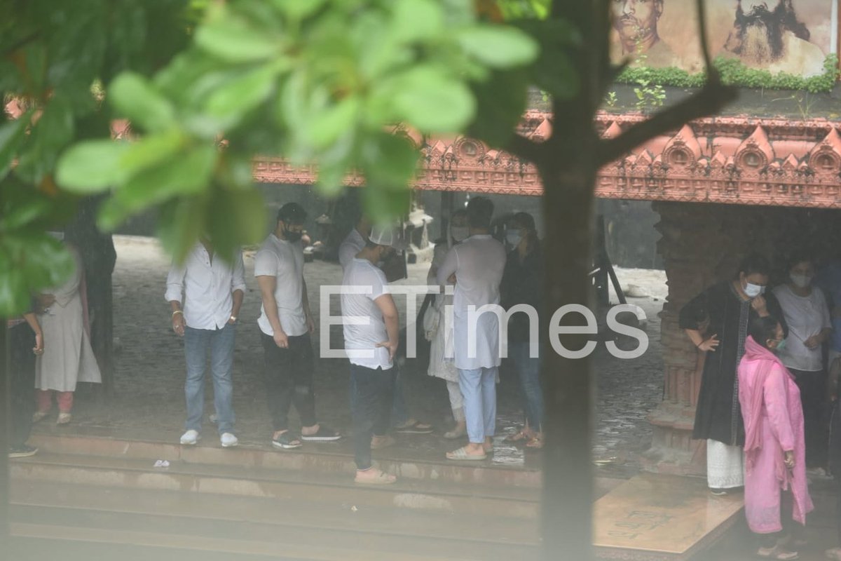 ETimesTV's tweet image. Sidharth Shukla laid to rest 🙏

#sidharthshukla #sidharthshukladeath #ripsidharthshukla