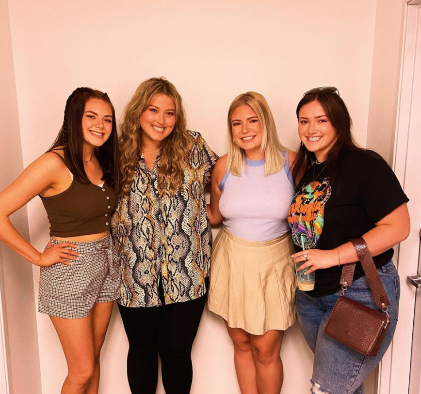 MNFansOnlyPod's tweet photo. We’re so excited for you guys to listen to this episode!! The link to the episode is in our bio👯‍♀️🖤 #Podcast #Bloggers #PodcastInspo #SpotifyPodcasts #Pinterest #TheJensenSisters #MinnesotaFansOnly @JensenSisters https://t.co/C48nB5oCBq