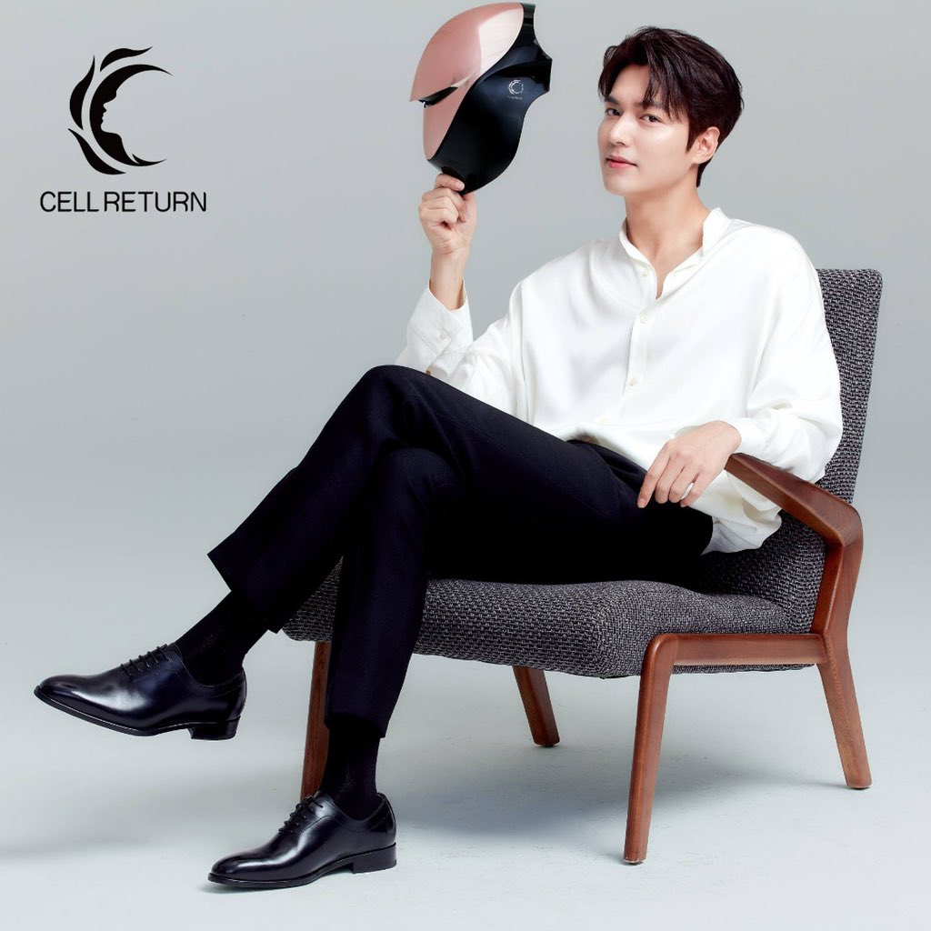 cellreturn_my's tweet photo. #cellreturnplatinum introduced by The King @ActorLeeMinHo uses powerful, patented LED technology to promote youthful-looking skin. Equipped with 1,026 multicolored LED lights, the highest number of LED’s among the others.

#cellreturnledmask #NaturalBeauty #leeminho_이민호 https://t.co/vNxO3ZCxfH
