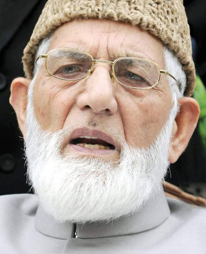 shahzeb___'s tweet photo. بابائے کشمیر سید علی گیلانی شہید کی آخری وصیت تھی کہ "کشمیر جب آزاد ہوا تو ہماری قبر پر آکر خبر دینا"
#HumPakistaniHain https://t.co/KqXRaeJVHg