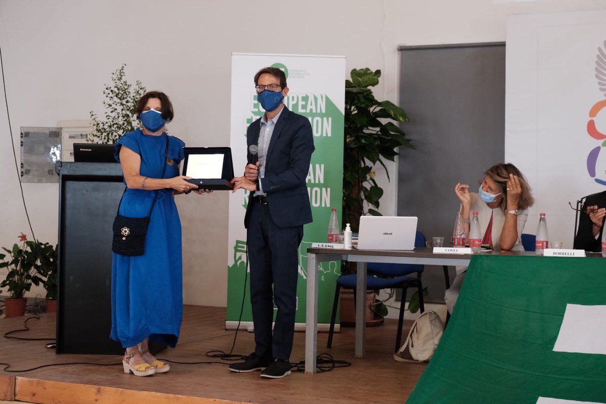 Emozionata nel ricevere premio giornalistico Altiero Spinelli. 
30 anni raccontando l'Ue. Grazie <a href="/VentoteneSem/">SeminariodiVentotene</a> <a href="/Radio1Rai/">Rai Radio1</a>