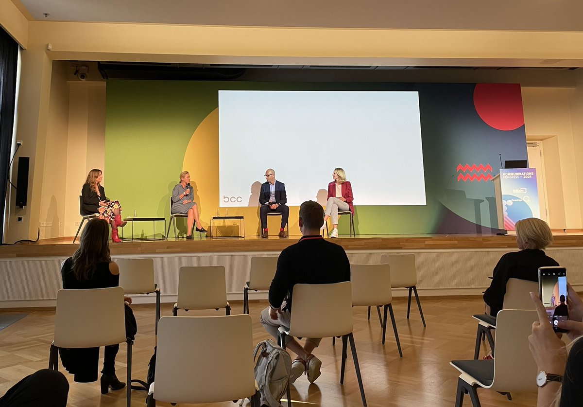 „Sucht Euch Menschen für die ihr arbeiten wollt!“ appelliert <a href="/clarissahaller/">Clarissa Haller</a> auf dem #KKongress. 

„Rollen und Funktionen können interpretiert werden.“

💯