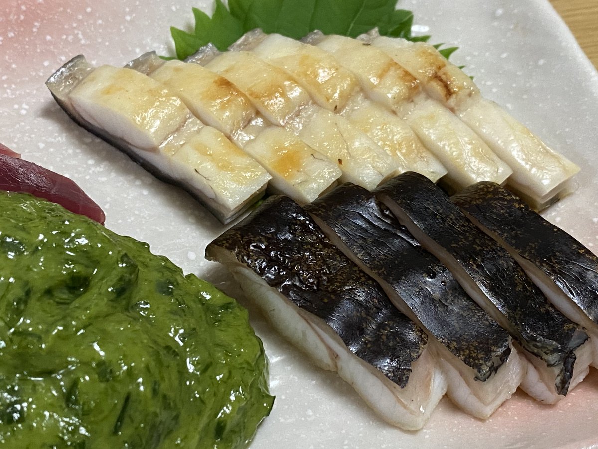 tada2547's tweet photo. って事で今夜のツマミはカツオとウツボタタキを貰い物のヌタでいただきますよあと花ニラねコレも貰い物ですたっすいがはいかん🍺

ニンニク葉の入ったヌタは高知ではブリやシイラの刺身には定番ですあとドロメとかウツボにも👍
ここのは色出しにほうれん草使うタイプですね〜 https://t.co/tdbHevJe6W