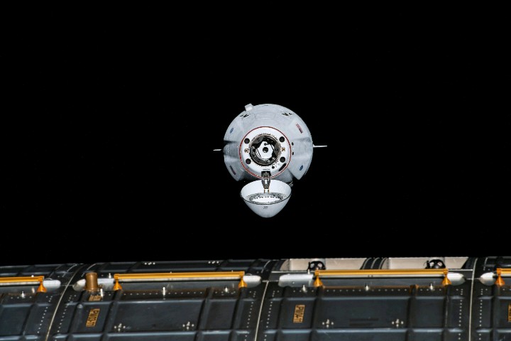 On Approach to the Space Station
In this image from Aug, 30, 2021, the #SpaceX #CargoDragon vehicle approaches the #InternationalSpaceStation for an autonomous docking to the Harmony module's forward international docking adapter.
Image Credit: #NASA https://t.co/lVZwwvwRuT