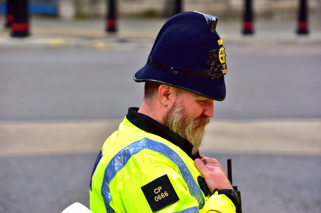 Firesnapper999's tweet photo. Wander around #London, in to the "City", spotted this @CityPolice @CityPolice #CommunityCopper. Despite the unfortunate I.D number, approachable officer, public made b-line to him for info & assistance. Jealous of that fine beard.๐ช๐ค https://t.co/kr2AVBzWsy