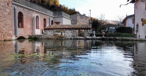 Viaggio a #Rasiglia, conosciuta anche come "piccola Venezia" dell'#Umbria. Un borgo piccolo piccolo che incanta tutti coloro che lo visitano. E voi ci siete mai stati? 
Scopri di più 🌐bit.ly/3t8mF0j