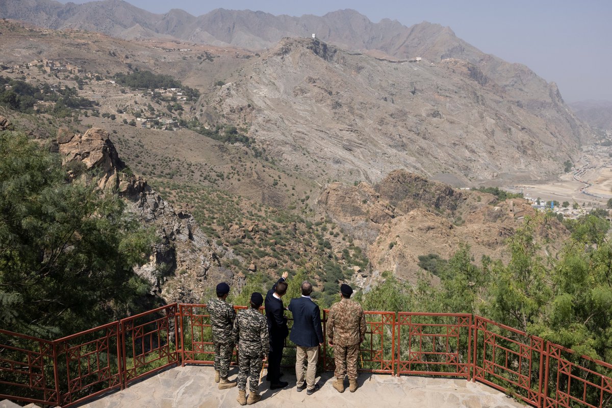 DominicRaab's tweet photo. Good to see situation on the ground and understand what’s happening at the Pakistan-Afghanistan border. Discussed safe passage for British Nationals, and those who have worked with UK in Afghanistan. https://t.co/ZX3C7bUVfc