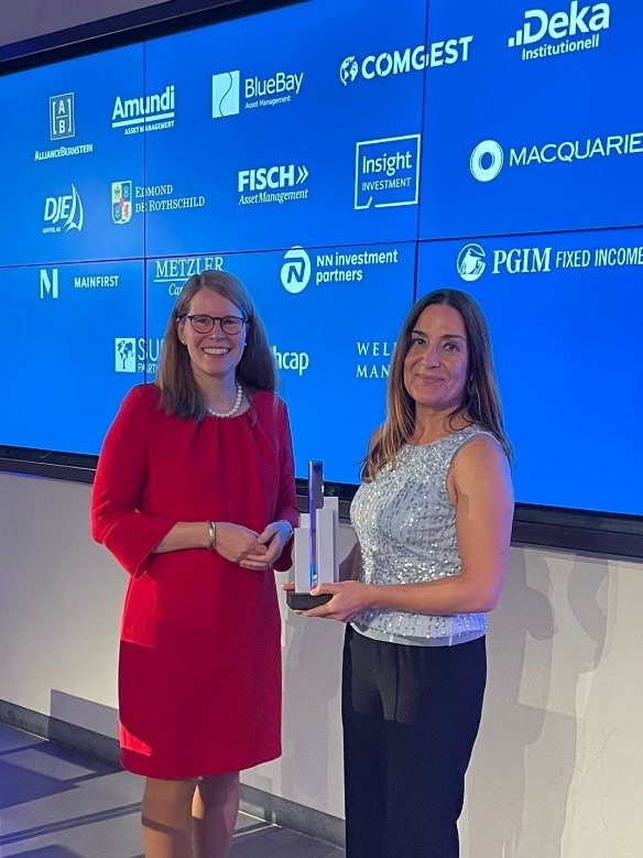 BVK_PR's tweet photo. Die BVK wurde bei den 15. @portfolioinst Awards erneut als „Bester nachhaltiger Investor“ ausgezeichnet. Nicole Becker, Leiterin der Stabsstelle für Vorstandsangelegenheiten und #Nachhaltigkeit der BVK, nahm den Preis entgegen. Links im Bild: Anja Nieberding @NNIP https://t.co/MpAzGMGQqp