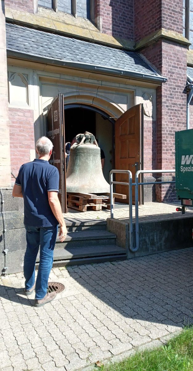 AlleDoerfer's tweet photo. Eil: Die Pfarrei Erkelenz holt die Glocken aus der #Keyenberg|er Kirche 😡 trotz Denkmalschutz
und obwohl... 
⛪️die Kirche nicht entweiht ist
🙅‍♀️ viele Menschen hier leben
👍  Bischof sich für den Erhalt einsetzt
 ✊ Zukunft des Ortes nicht entschieden ist! 
#AlleDörferBleiben https://t.co/iHDrd49hYW