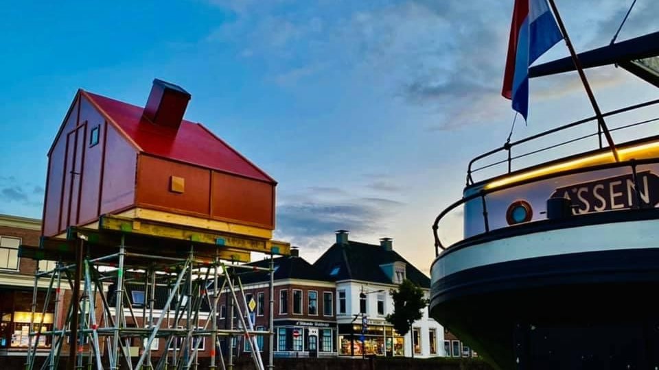 Arjen Boerstra verlaat zijn Hangende Kamer op zaterdag 4 september om 16.00 uur!

Een week lang vertoefde Arjen Boerstra in zijn kamer boven de Vaart. 28/8 ging hij zijn kamer binnen en opende daarmee Kunst aan de Vaart '21. Zijn ervaringen zijn te zien op youtube/arjen boerstra.