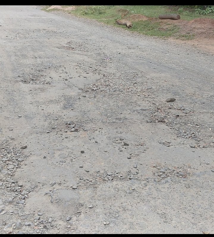 shubhamrocks555's tweet photo. Urjanagar, ECL roads, Contractors take contract and the road remain in nice condition till rain doesn't occur, even walking on these isn't safe, driving toh bohot dur ki baat hai... Quite frustrated now... Hmlog road pr chalte h ya road hmare sath smjh nahi aata... https://t.co/LNqv34Qj1J