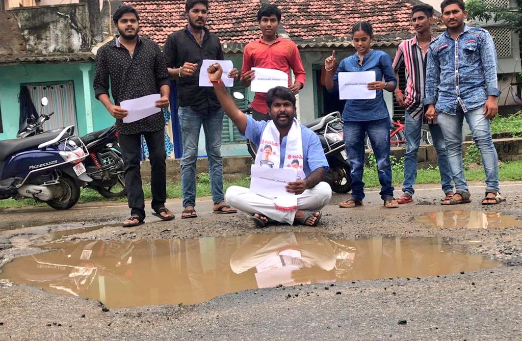 JSPVeeraMahila's tweet image. ఆంధ్ర ప్రదేశ్ రోడ్ల దుస్థితి పై @JanaSenaParty డిజిటల్ క్యాంపైన్, కృష్ణా జిల్లా.

జగ్గయ్యపేట పట్టణం ప్రధాన రహదారి, హైదరాబాద్ రోడ్డు.

#JSPForAP_Roads