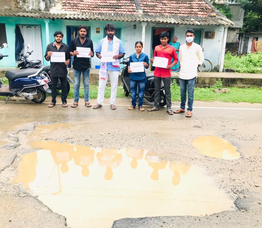 JSPVeeraMahila's tweet image. ఆంధ్ర ప్రదేశ్ రోడ్ల దుస్థితి పై @JanaSenaParty డిజిటల్ క్యాంపైన్, కృష్ణా జిల్లా.

జగ్గయ్యపేట పట్టణం ప్రధాన రహదారి, హైదరాబాద్ రోడ్డు.

#JSPForAP_Roads