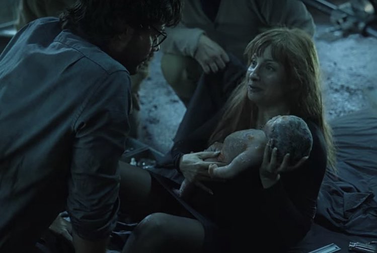 VaSO____'s tweet photo. I wanted powerful Alicia but bro this is the most captivated birth in the history of cinema . https://t.co/gikHBlYp3t