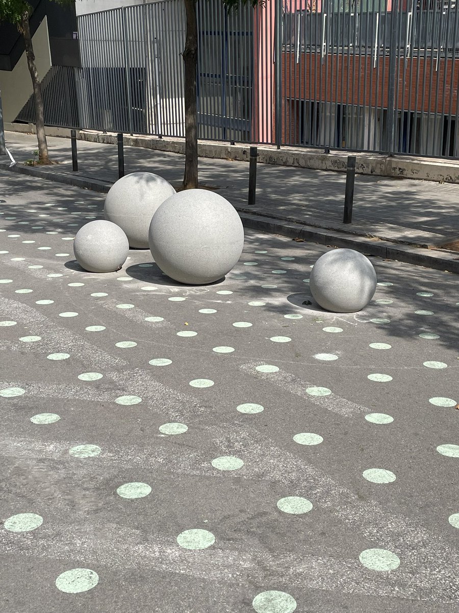 EAPorta's tweet photo. Pelotas de cemento? Lo más adecuado en la puerta de un Colegio! @bcn_ajuntament https://t.co/2xxqCpi4Kb