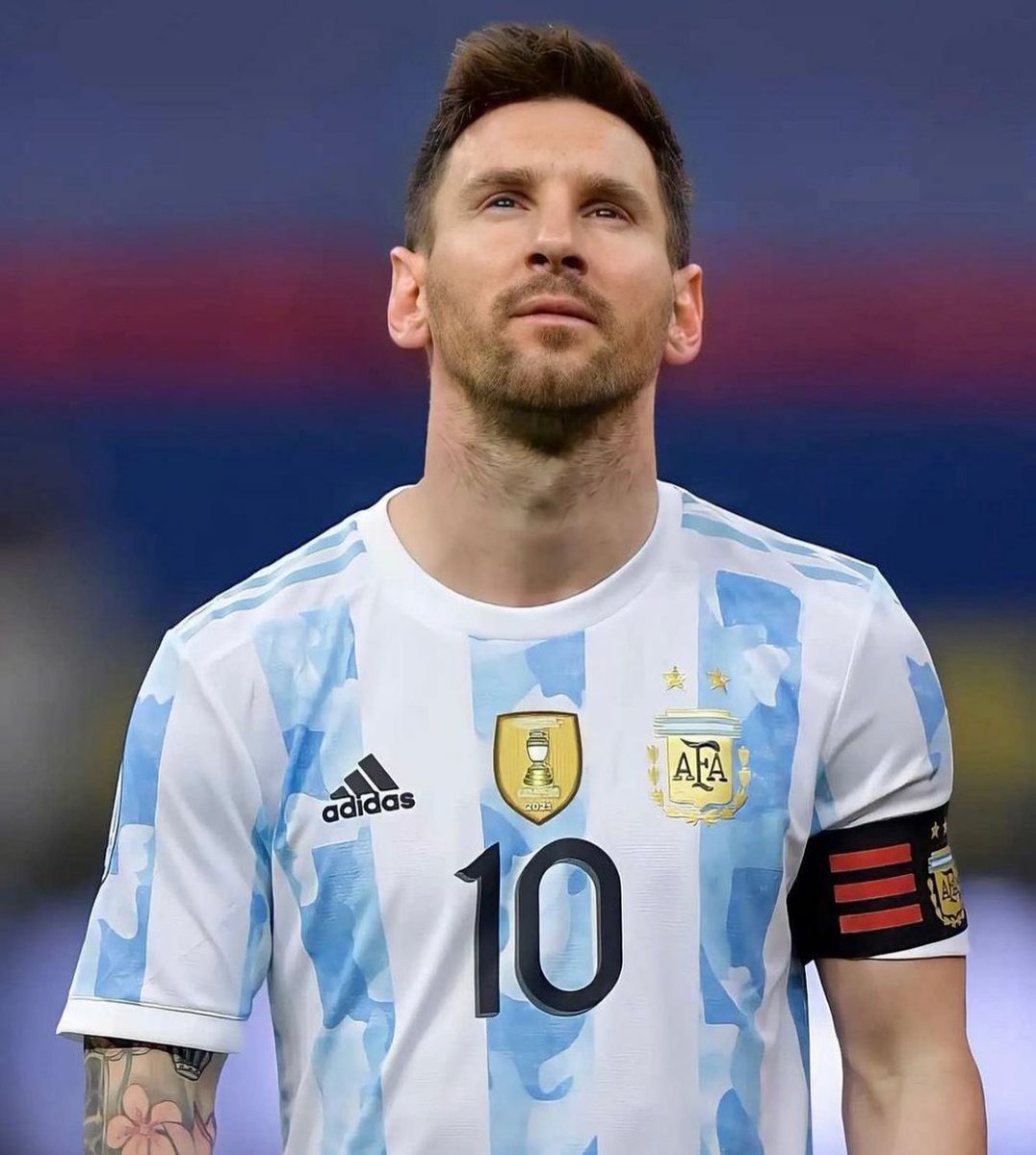 Lionel Messi con la camiseta de la Selección y el parche de Campeón es todo  lo que esta bien., image size:1076x1200