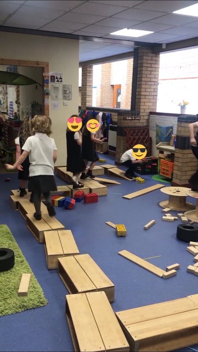 🧱 🦺 The children are making good use of the big and little blocks, cable reels and tyres in our construction zone 🧱🦺⭐️ #playisthewayfc #blockplay
