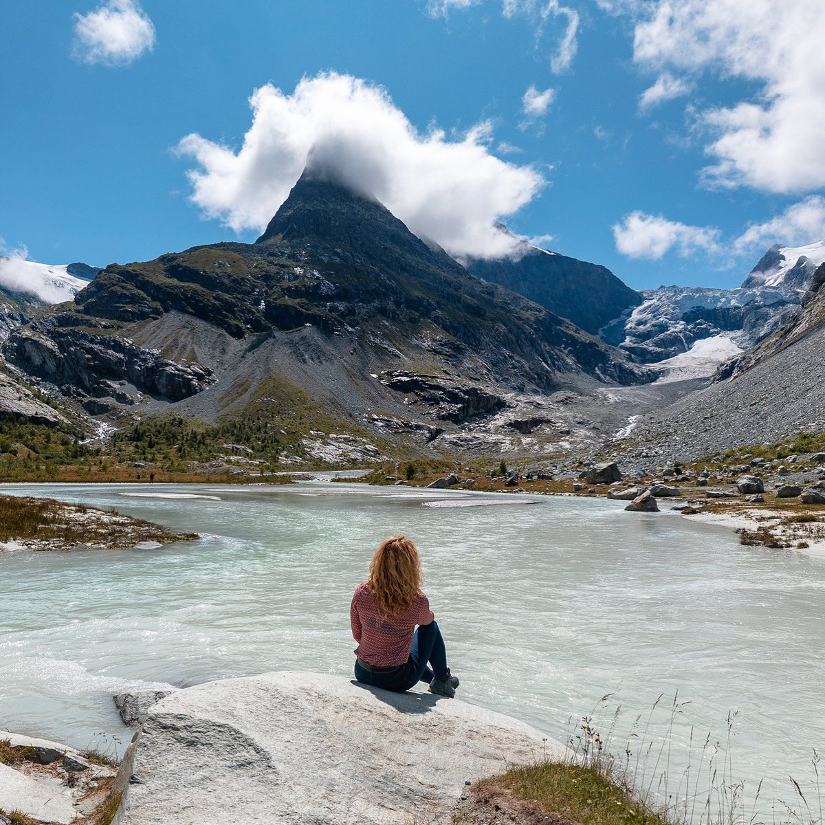 La rando la plus rentable du monde : 45 min de marche facile, et hop, un glacier, un lac magnifique et une pyramide de presque 3000m. Imbattable ce rapport qualité prix😉Une perle du <a href="/valdherens/">Val dherens Tourisme</a> : le glacier du Mont Miné à Ferpècle, dans la région d’Evolène en #Suisse. #Alpes 🇨🇭
