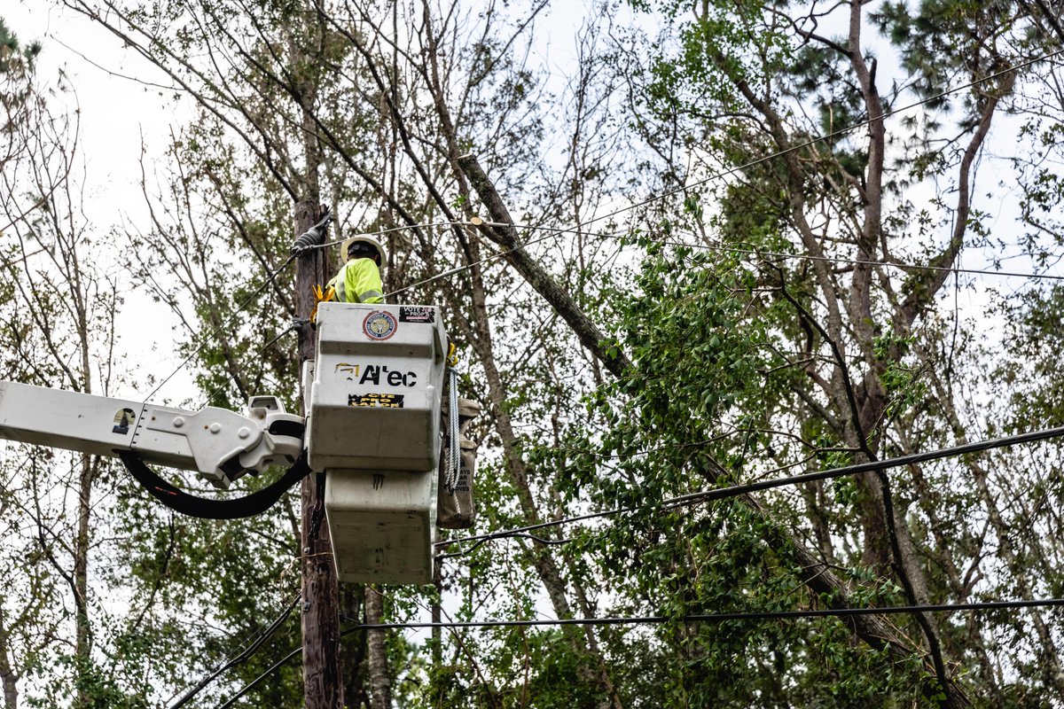 EntergyLA's tweet photo. We will not stop until the last light is on. Our crews are hard at work in Hammond (and throughout our service area), restoring your power as quickly and safely as possible. https://t.co/3qdzBfCQci