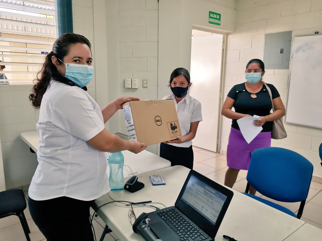 luismonroy81's tweet photo. Primera entrega a niños de 4 grado sede Sonsonate. @SedeSonsonate @nayibbukele @HananiaCarla @FabrizioMena_ @EducacionSV https://t.co/MAbOqvITAS