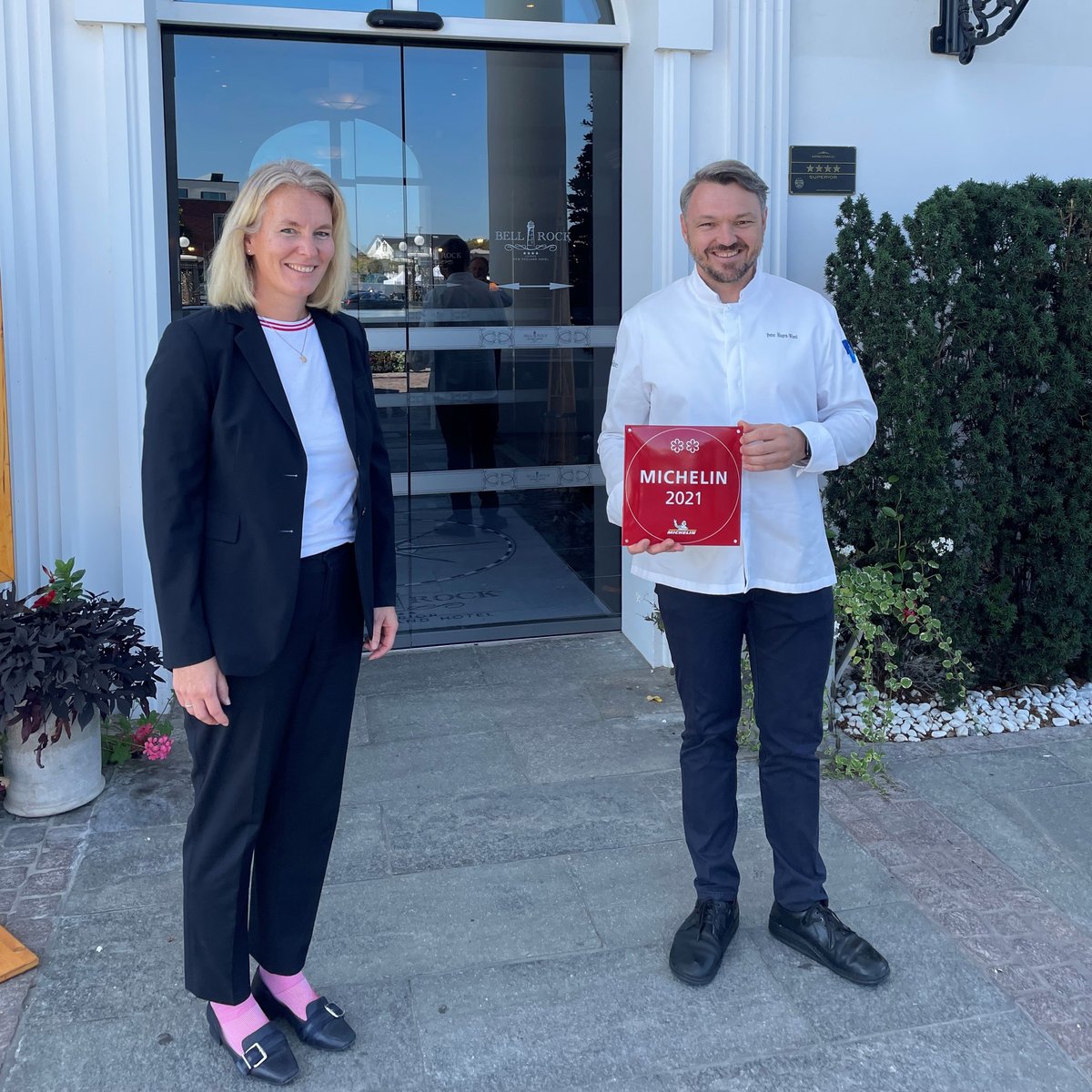 Peter Hagen-Wiest bekam gestern die Plakette für seine verdienten zwei Michelin Sterne überreicht. Herzlichen Glückwunsch an das gesamte Team!